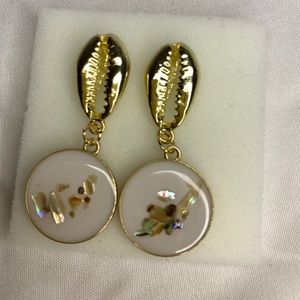 Gold Pula shell earring